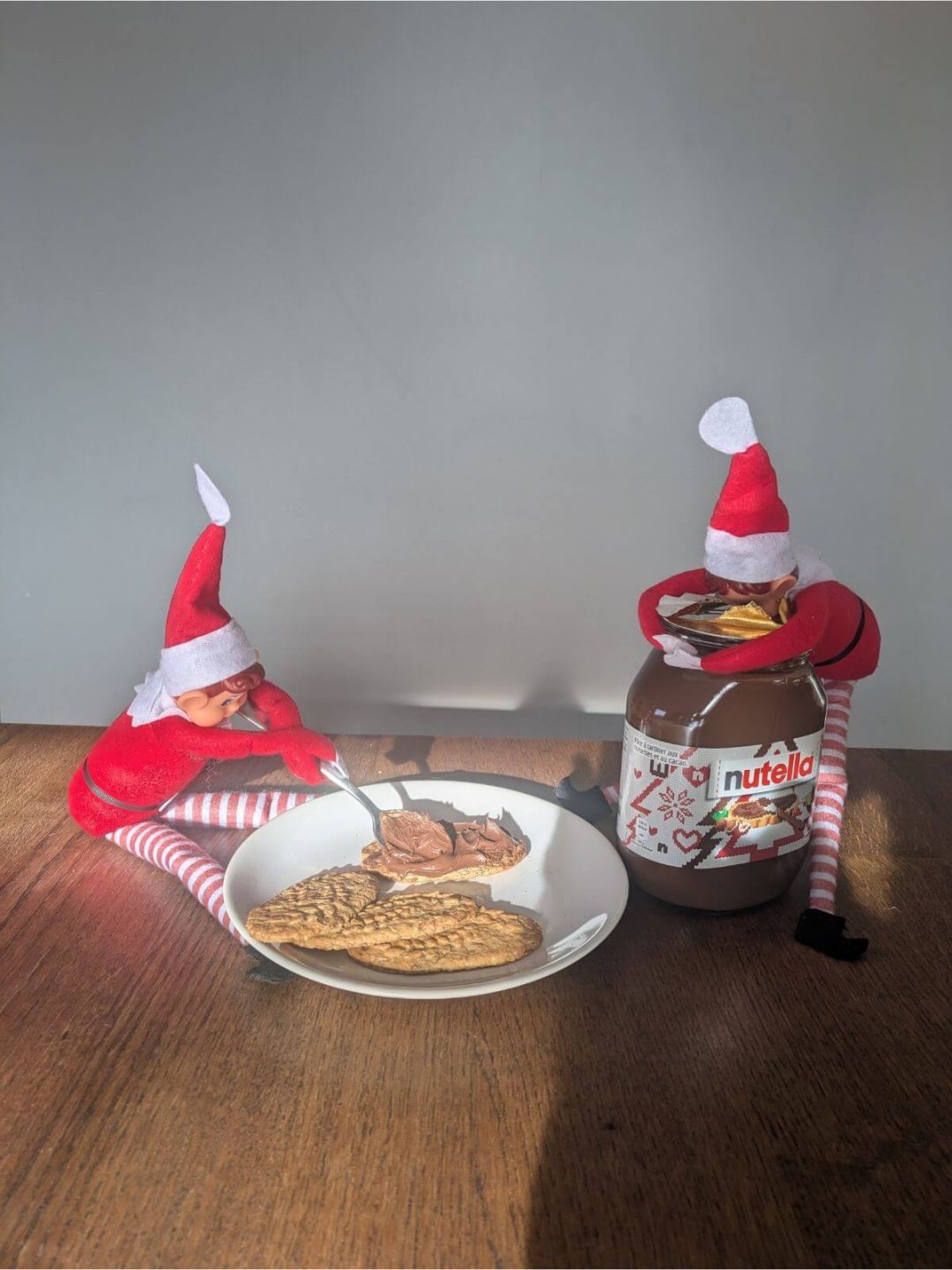 Lutins farceurs qui tartinent du Nutella sur des biscuits en faisant semblant de caca de lutin