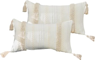 Coussin rectangulaire tissé avec pompons beiges, parfait pour une déco bohème chic farmhouse