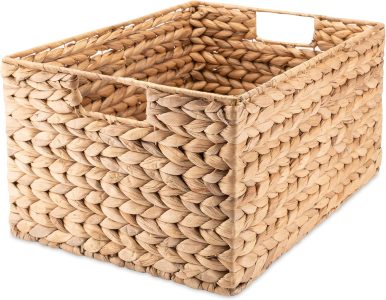 Panier en jacinthe d'eau utilisé comme rangement dans une décoration farmhouse