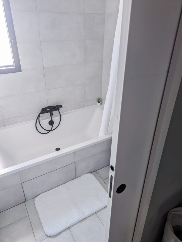 Vue sur la salle de bain avec porte coulissante moderne