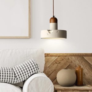 Suspension beige effet usé au-dessus d’un salon bois clair et canapé écru, style farmhouse wabi-sabi