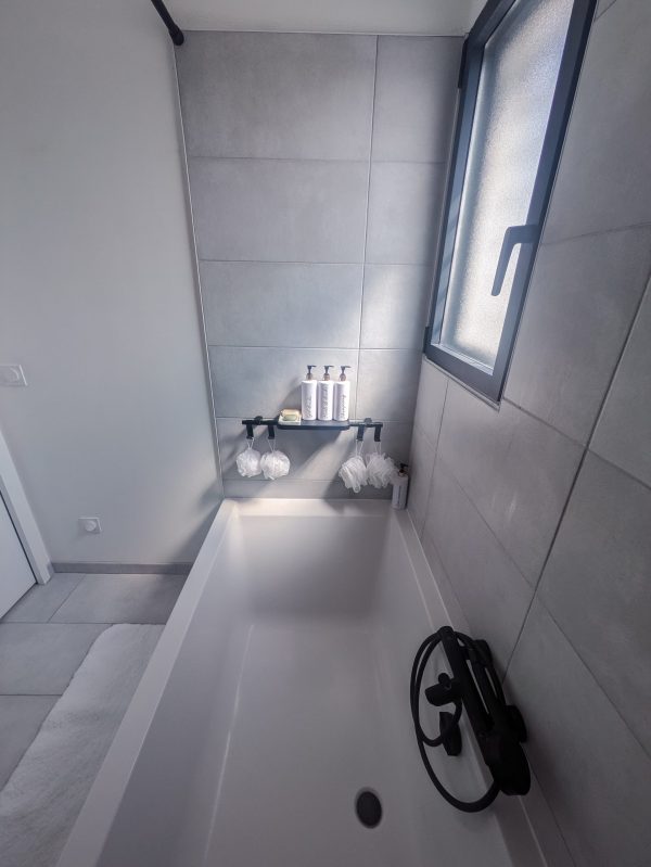 Tablette de baignoire noire avec flacons personnalisés