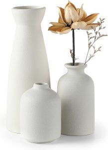 Trio de vases blancs en céramique mate avec fleur séchée, style farmhouse
